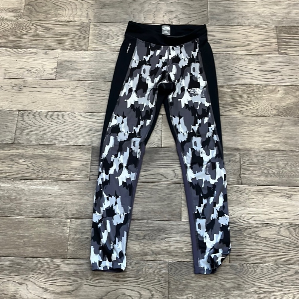 Girls North Face Flashdry base layer pants, black gray camo, 14/16 or large